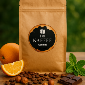 Ein brauner Kaffeebeutel aus Kraftpapier von Edel Kaffee Röstwerke steht aufrecht auf einer Holzoberfläche. Das runde Logo mit zwei Kaffeebohnen, dem Schriftzug ‚Edel KAFFEE Röstwerke‘ und ‚Est. 2025‘ ist mittig platziert. Um den Beutel herum liegen geröstete Kaffeebohnen, Haselnüsse, ein Stück dunkle Schokolade, frische Minzblätter sowie eine aufgeschnittene Orange – symbolisch für das ausgewogene Geschmacksprofil aus nussigen Aromen, angenehmer Süße, Orangenzeste und lebendiger Fruchtigkeit. Der Hintergrund ist natürlich und leicht verschwommen.